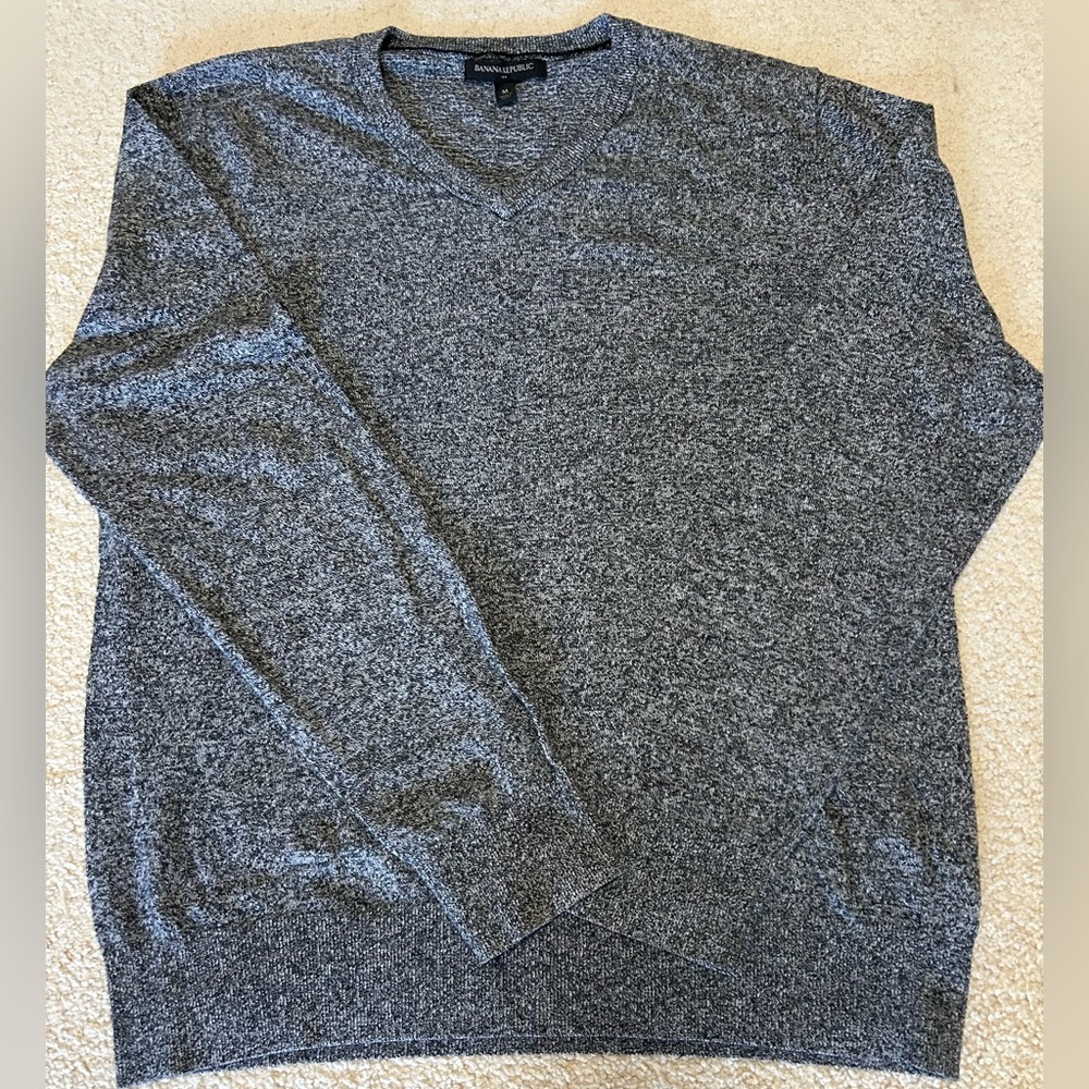 Banana Republic V-Neck Sweater in Charcoal, size M EUC